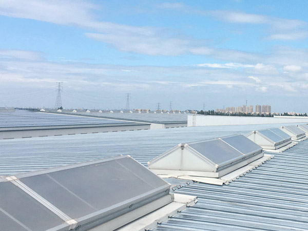 三角型電動排煙天窗